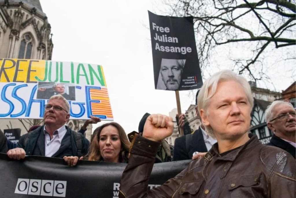 ¡Assange Libre! El Hacker que Puso a EEUU de Rodillas Sale de la Cárcel. Su "delito imperdonable", por el que Washington lo perseguía...