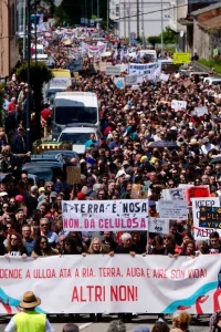 Ulloa Viva La Lucha de una Comunidad Contra el Gigante Industrial Altri. En el corazón verde de Galicia, donde los valles y montañas.