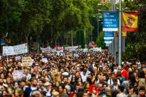 Una España en pie La movilización frente a la injusticia. El relato oficial pretende que vivamos resignados.